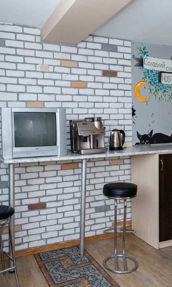 Сучасний інтер'єр хостелу Солодкий Сон - лаунж зона та кухня