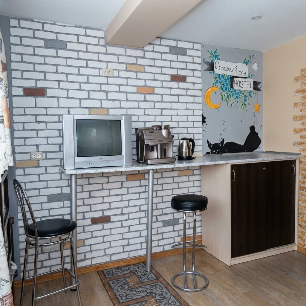 Сучасний інтер'єр хостелу Солодкий Сон - лаунж зона та кухня